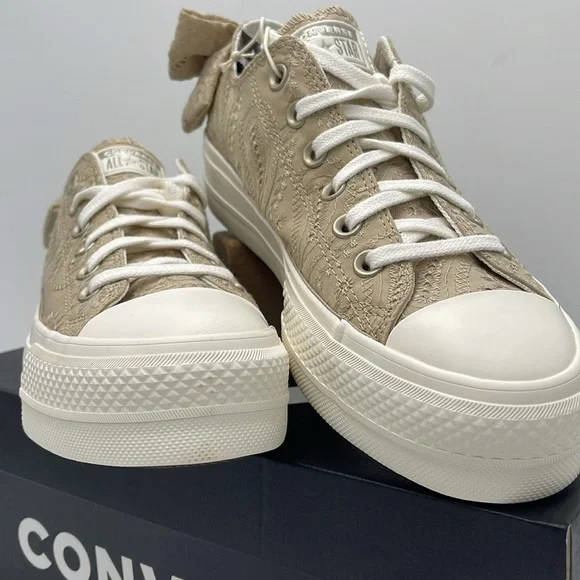 Converse Women's Tan Lace Platforms A10246C
CTAS LIFT OX
NUTTY GRANOLA/EGRET/LIG - Picture 9 of 16